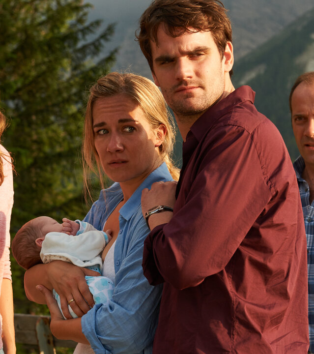 "Lena Lorenz - Spurlos verschwunden": Das Ehepaar Kathrin (Annina Hellenthal) und Herbie Draxler (Marian Kindermann) mit ihrem Säugling, daneben Lena Lorenz (Patricia Aulitzky) und Kommissar Gangl (Anton Algrang).