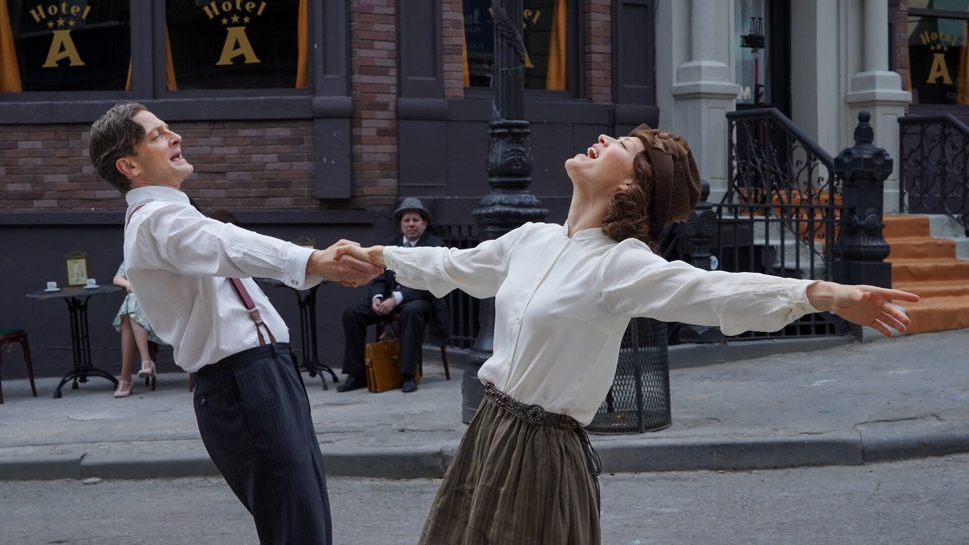 "Sketch History - Ein Herz aus Geld": Fred Trump (Holger Stockhaus) und das Blumenmädchen (Nora Islei) tanzen beseelt auf der Straße in New York.