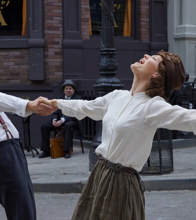 "Sketch History - Ein Herz aus Geld": Fred Trump (Holger Stockhaus) und das Blumenmädchen (Nora Islei) tanzen beseelt auf der Straße in New York.