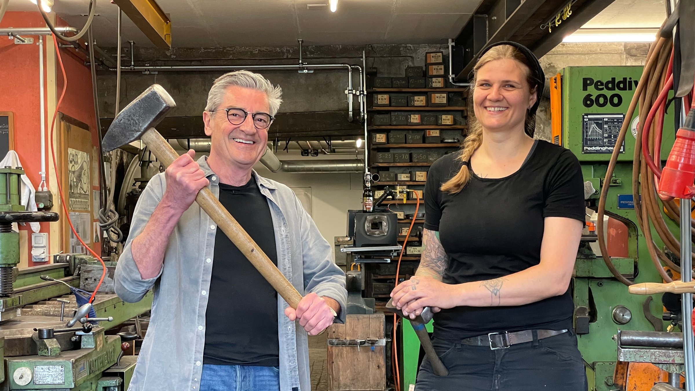 "Gernstl unterwegs zum Matterhorn (1/3). Vom Bodensee in Richtung Zürich.": Franz Xaver Gernstl mit Evelin Kesseli, die erste Schmiedemeisterin der Schweiz.