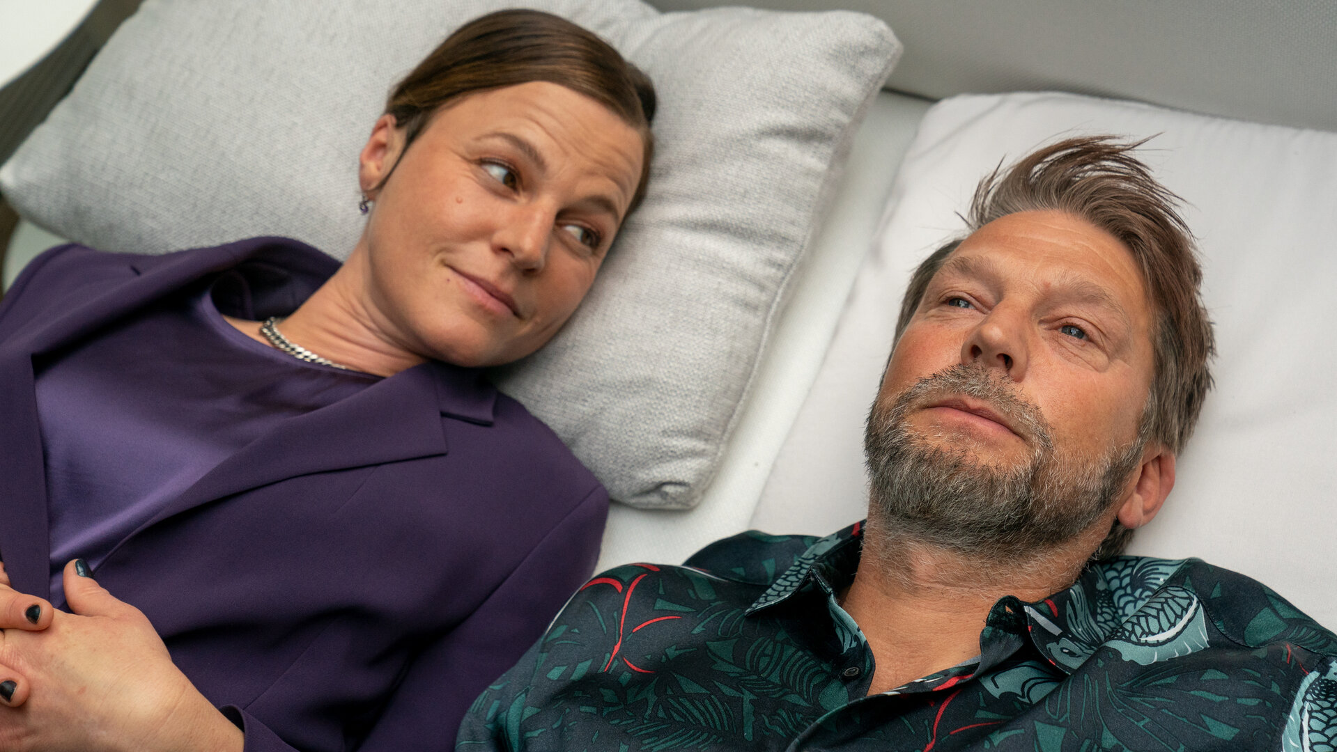 "Letzte Spur Berlin - Zimmertausch": Tamara Weber (Maria Simon) liegt im schicken Anzug zusammen mit Richard Weber (Kai Wiesinger) im Bett. Sein Blick ist starr und ernst auf die Decke gerichtet.  Tamara Weber (Maria Simon) schaut liebevoll zu ihm.