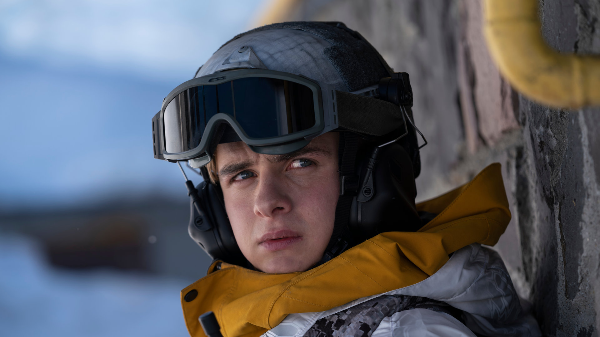 "Alex Rider - Gemini-Projekt": Alex Rider (Otto Farrant) trägt einen Skihelm und eine Skiausrüstung und blickt ernst in die Ferne.