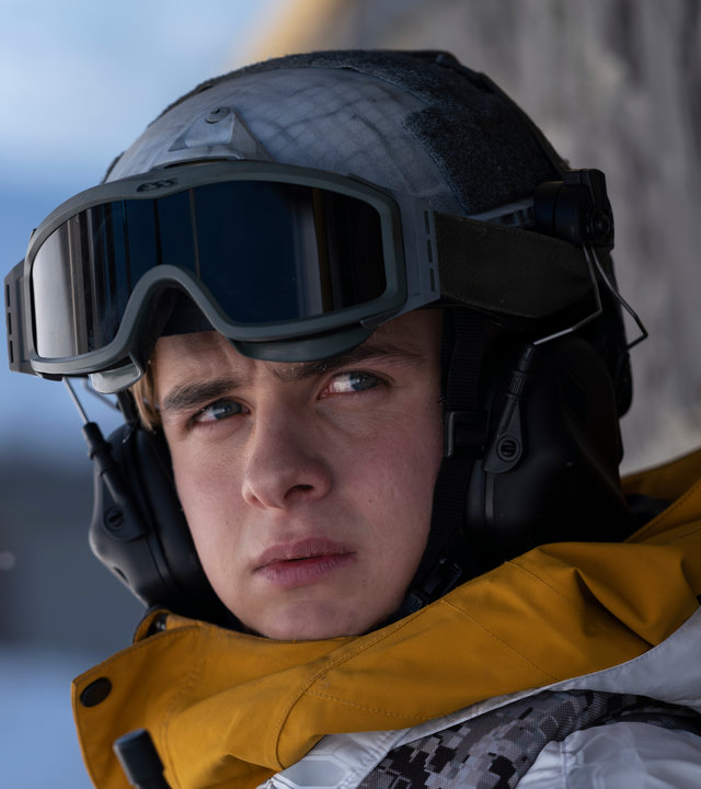 "Alex Rider - Gemini-Projekt": Alex Rider (Otto Farrant) trägt einen Skihelm und eine Skiausrüstung und blickt ernst in die Ferne.