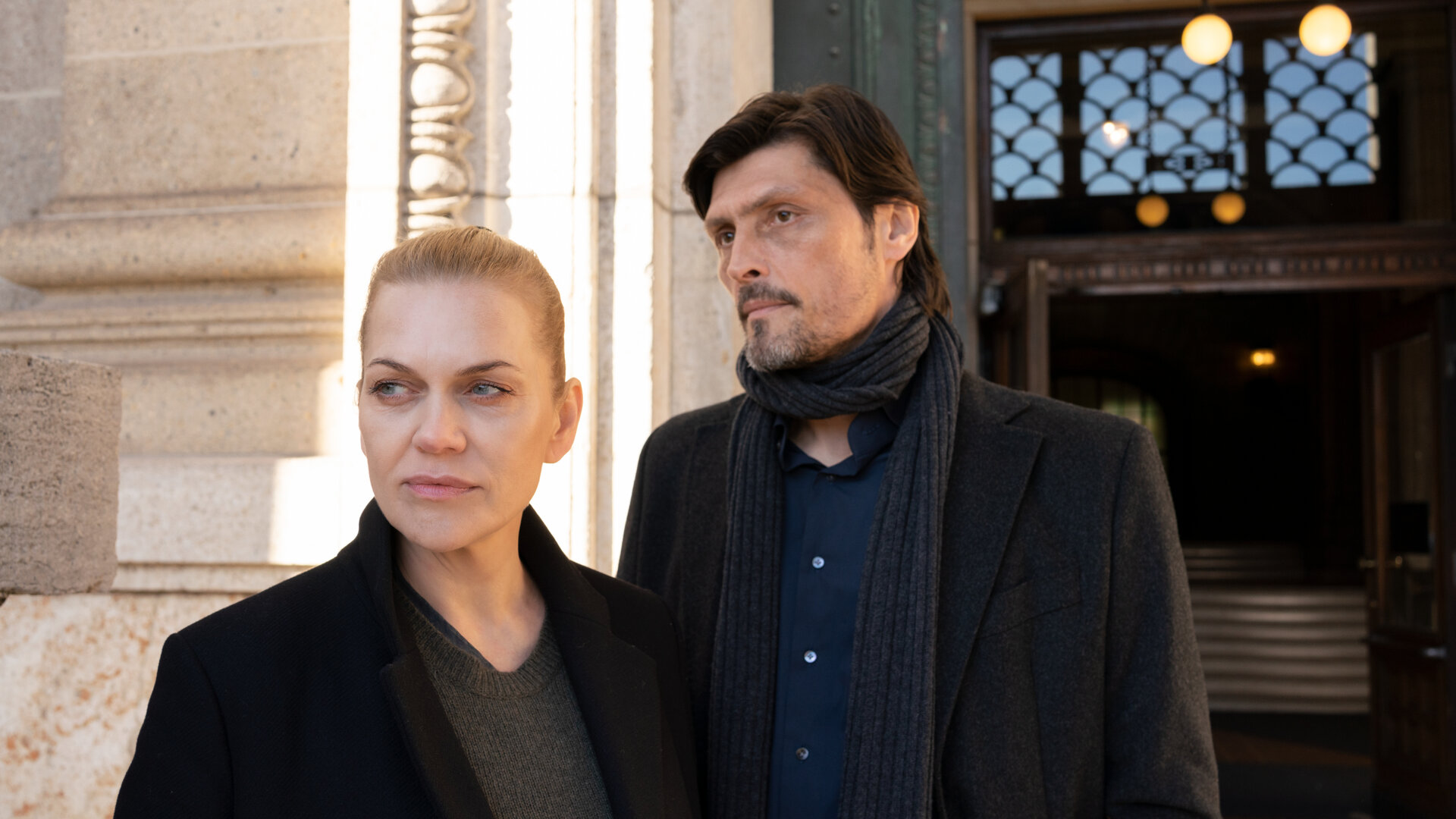 "Helen Dorn - Todesmut": Helen Dorn (Anna Loos) und Nedjo Kristic (Stipe Erceg) stehen vor einem Gebäude.