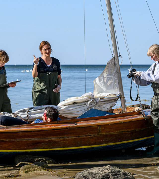 "SOKO Wismar – Tod und Korn": Am Strand, in einem Segelboot findet das Team Peter Braun (Thomas Welsand) tot vor. Im flachen Wasser um das Boot herum stehen Lars Pöhlmann (Dominic Boeer), Karoline Joost (Nike Fuhrmann), Helene Sturbeck (Katharina Blaschke), Roswitha Prinzler (Silke Matthias), Eddi Jansons (Gustavs Gailus).