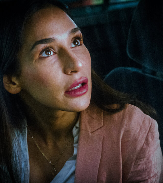 "Uncivilized - Stuttgarter Krawallnacht": Yasemin (Yasemin Çetinkaya) sitzt am Steuer eines Pkw. Das Seitenfenster ist heruntergelassen und sie sieht beunruhigt aus dem Fenster.