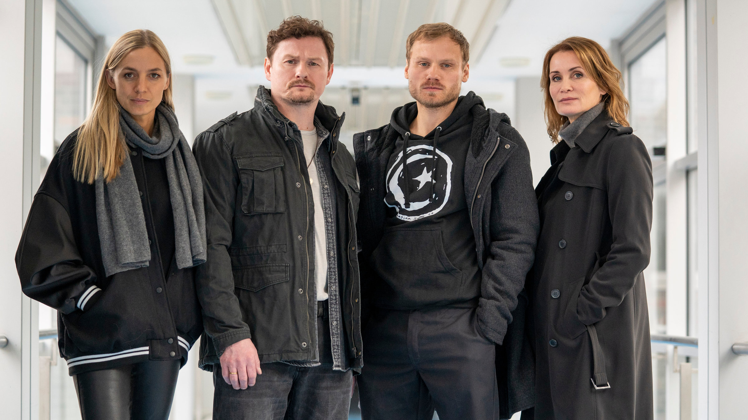 "Das Quartett - Mörderischer Pakt": "Das Quartett" Gruppenbild: Maike Riem (Anja Kling), Pia Walther (Annika Blendl), Christoph Hofherr (Shenja Lacher) und Linus Roth (Anton Spieker) posieren in einem hellen Krankenhausgang.