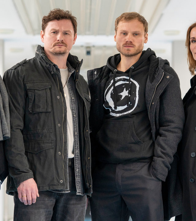 "Das Quartett - Mörderischer Pakt": "Das Quartett" Gruppenbild: Maike Riem (Anja Kling), Pia Walther (Annika Blendl), Christoph Hofherr (Shenja Lacher) und Linus Roth (Anton Spieker) posieren in einem hellen Krankenhausgang.