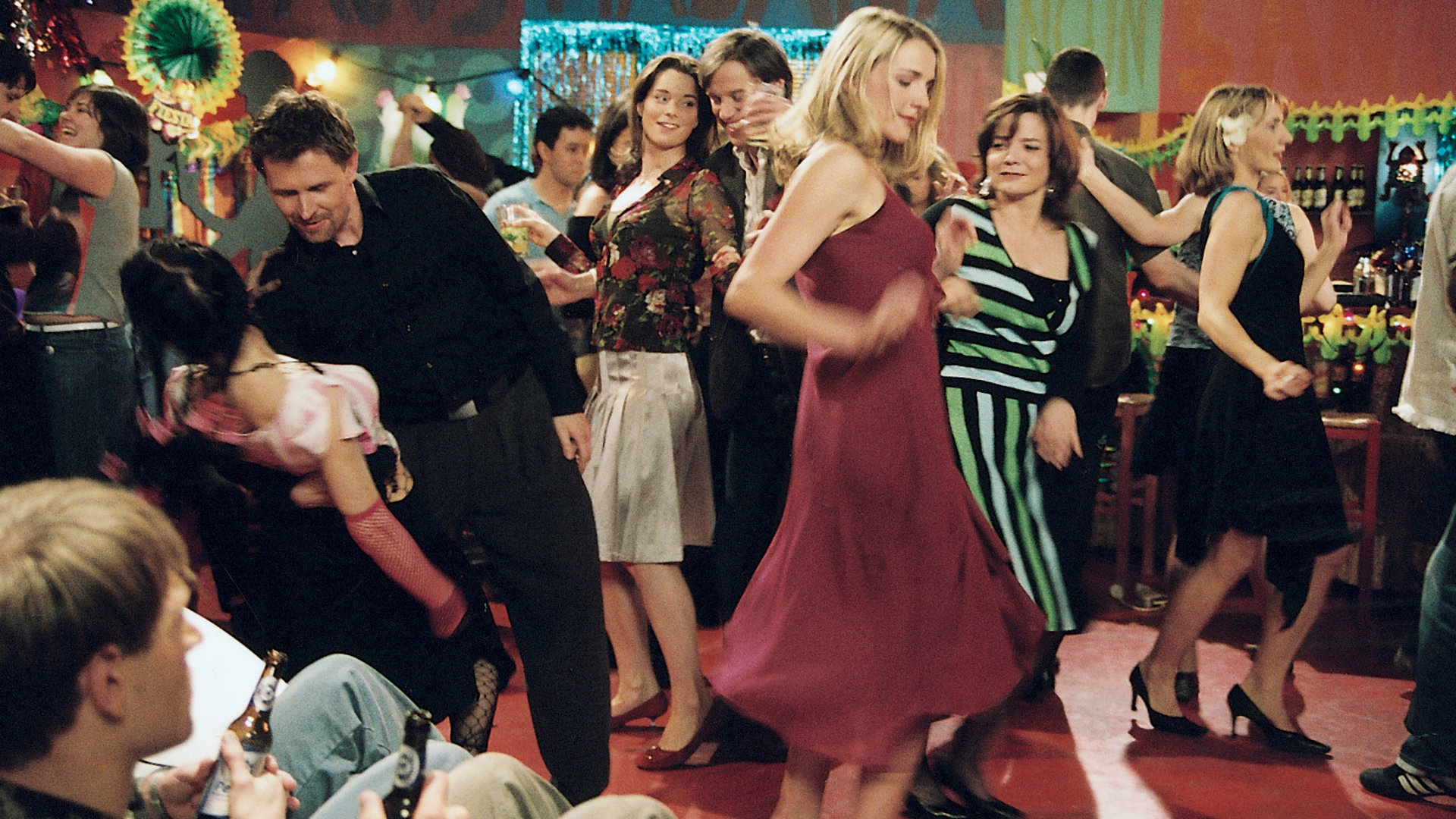 "Bianca - Wege zum Glück: Folge 88": Auf Heikos Salsa-Party: Bianca (Tanja Wedhorn) tanzt amüsiert Salsa. Um sie herum andere tanzende Gäste.