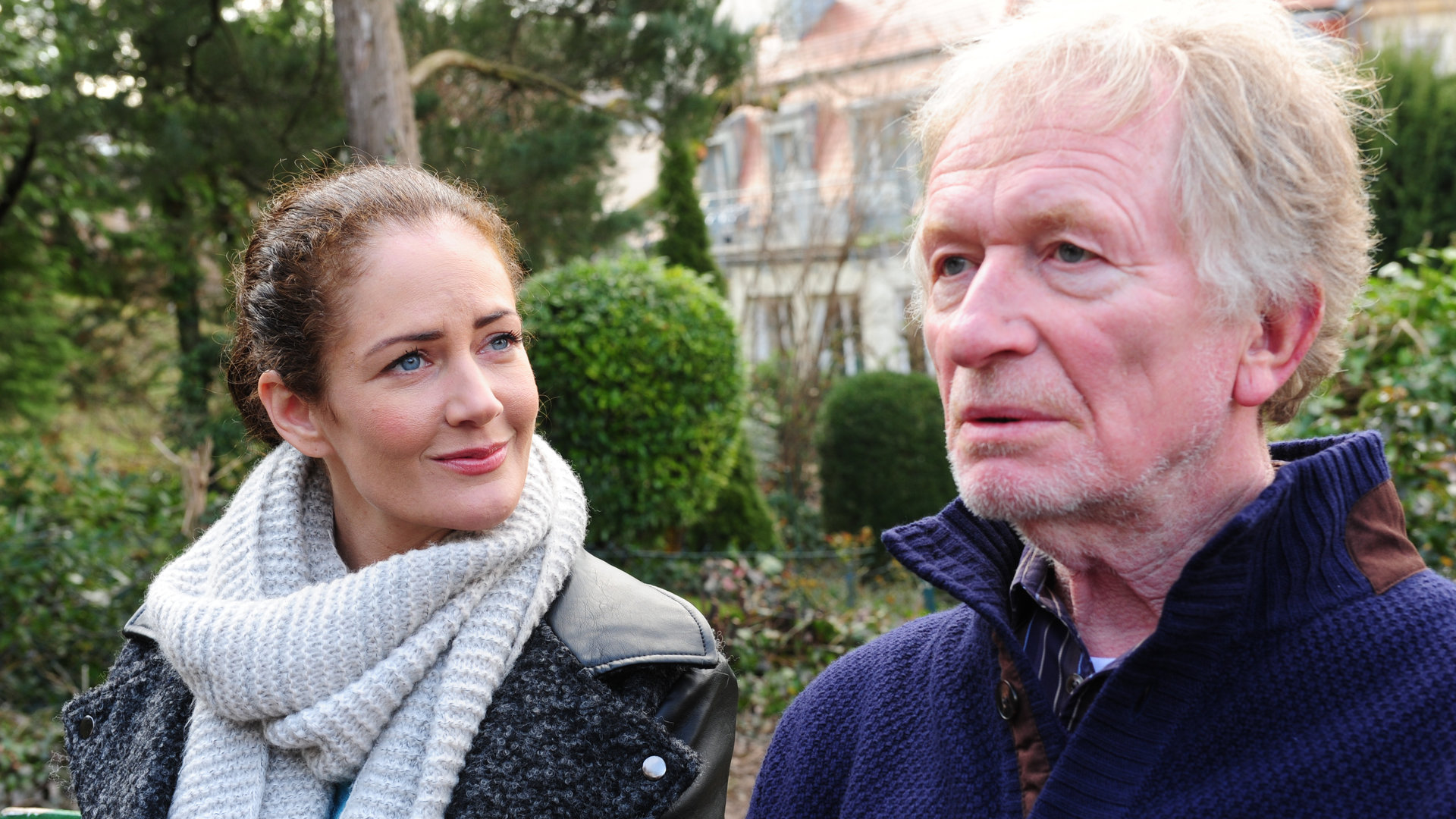 "SOKO Stuttgart - Abschied": Selma Kirsch (Yve Burbach) und Egon Beyer (Hermann Beyer) stehen nebeneinander.