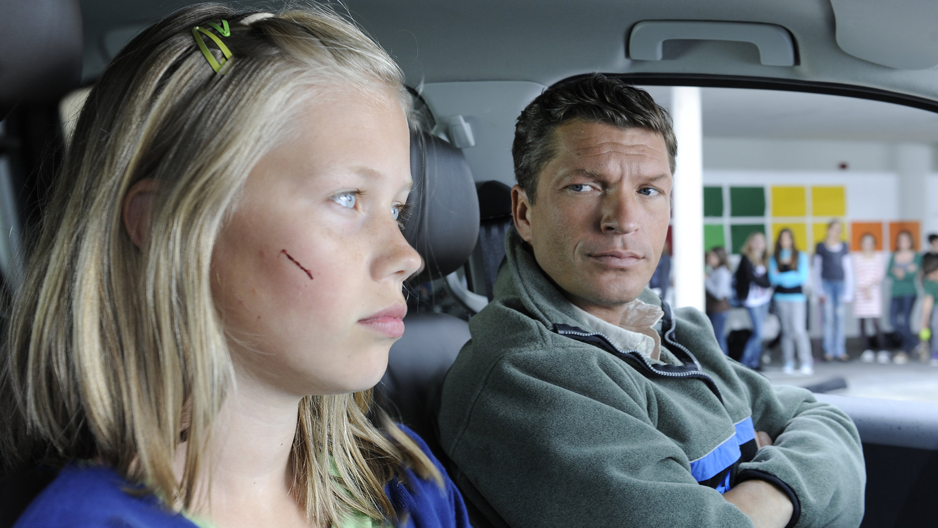 Lisa (Paulina Schwab) macht es ihrem Vater (Hardy Krüger jr.) nach dem Umzug nach Störzing nicht leicht - sie vermisst Wolfgang, Marianne und Josef und scheint darüber hinaus noch andere Probleme in der Schule zu haben.