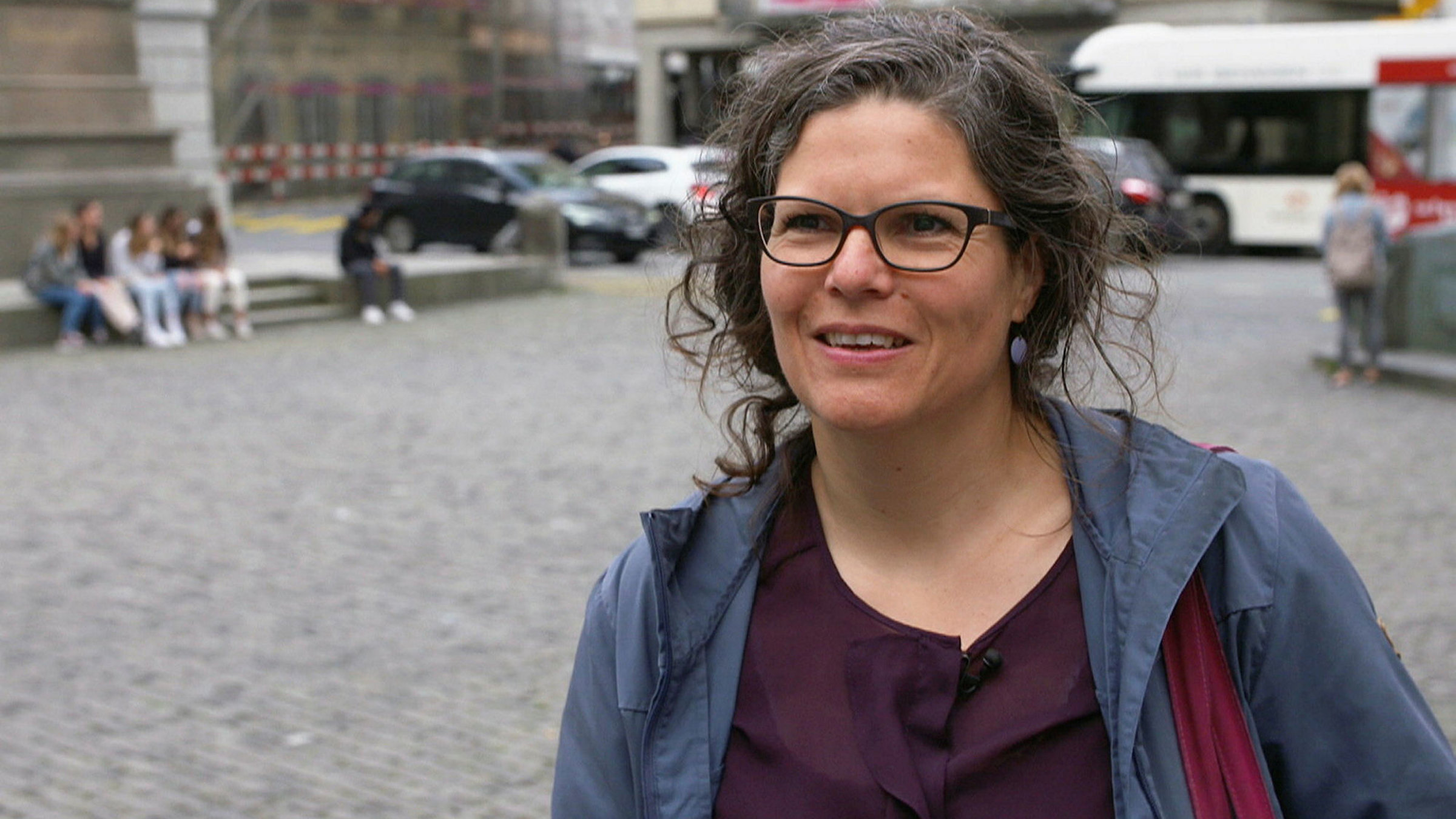 "Luxus-Tourismus am Urnersee – Wie eine Grüne Samih Sawiris stoppen will": Eveline Lüönd vor dem Telldenkmal in Altdorf auf dem Weg in den Landrat, dem Urner Kantonsparlament. Seit 2020 ist die Grüne Landrätin.