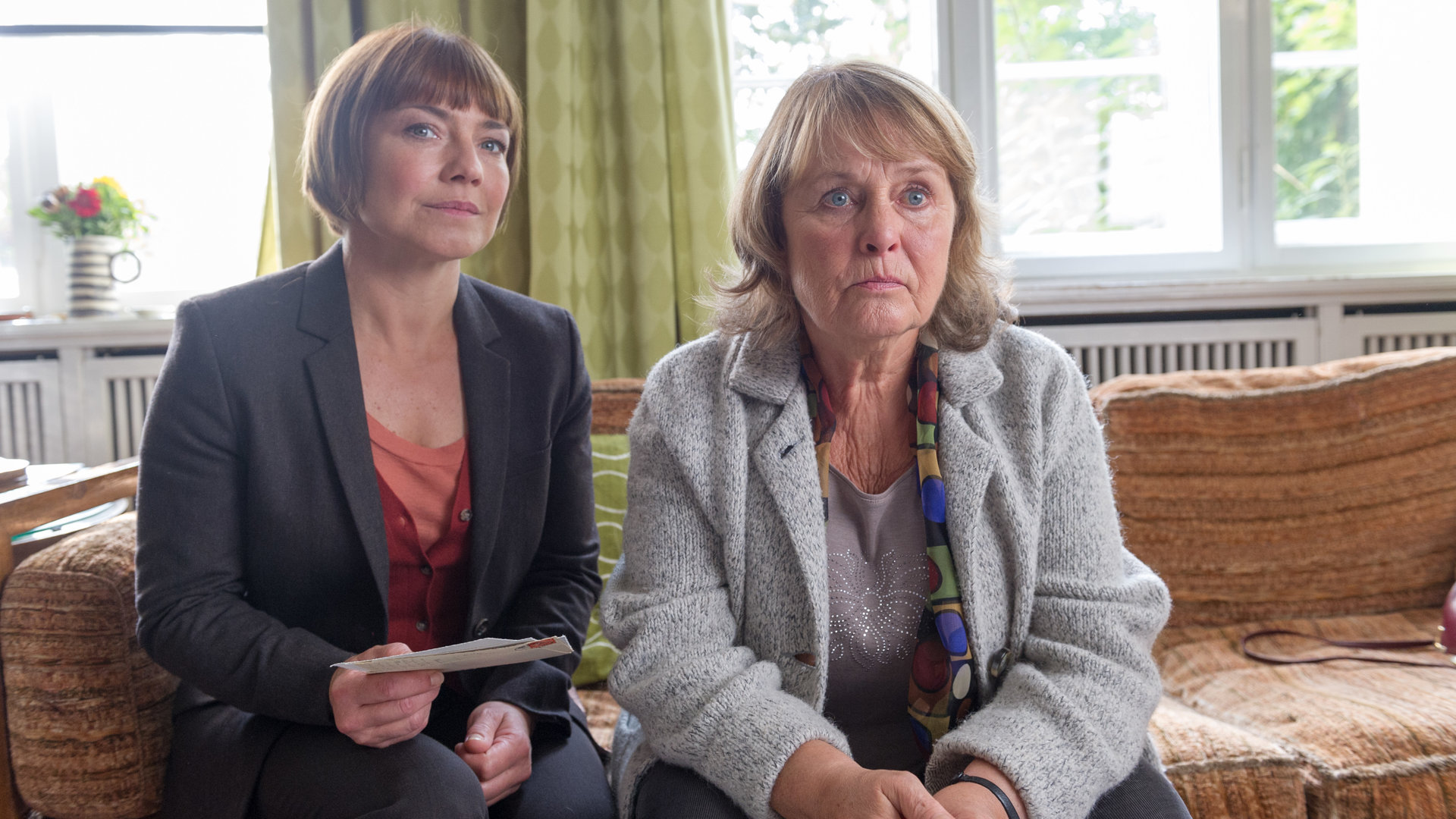 "SOKO Wismar - Der Fall Königsberg": Katrin Börensen (Claudia Schmutzler) und Inge Lojewski (Petra Kelling) sitzen nebeneinander auf dem Sofa.
