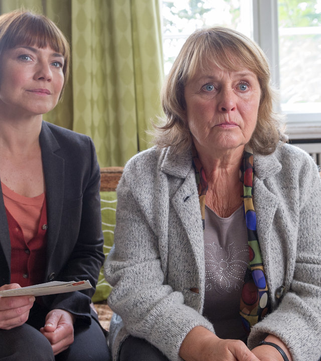 "SOKO Wismar - Der Fall Königsberg": Katrin Börensen (Claudia Schmutzler) und Inge Lojewski (Petra Kelling) sitzen nebeneinander auf dem Sofa.