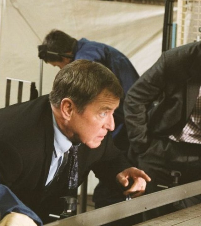 "Inspector Barnaby - Die Leiche ist heiß": Dr. Bullard (Barry Jackson), Inspector Barnaby (John Nettles) und DS Dan Scott (John Hopkins) in Nahaufnahme, wie sie konzentriert etwas beobachten.