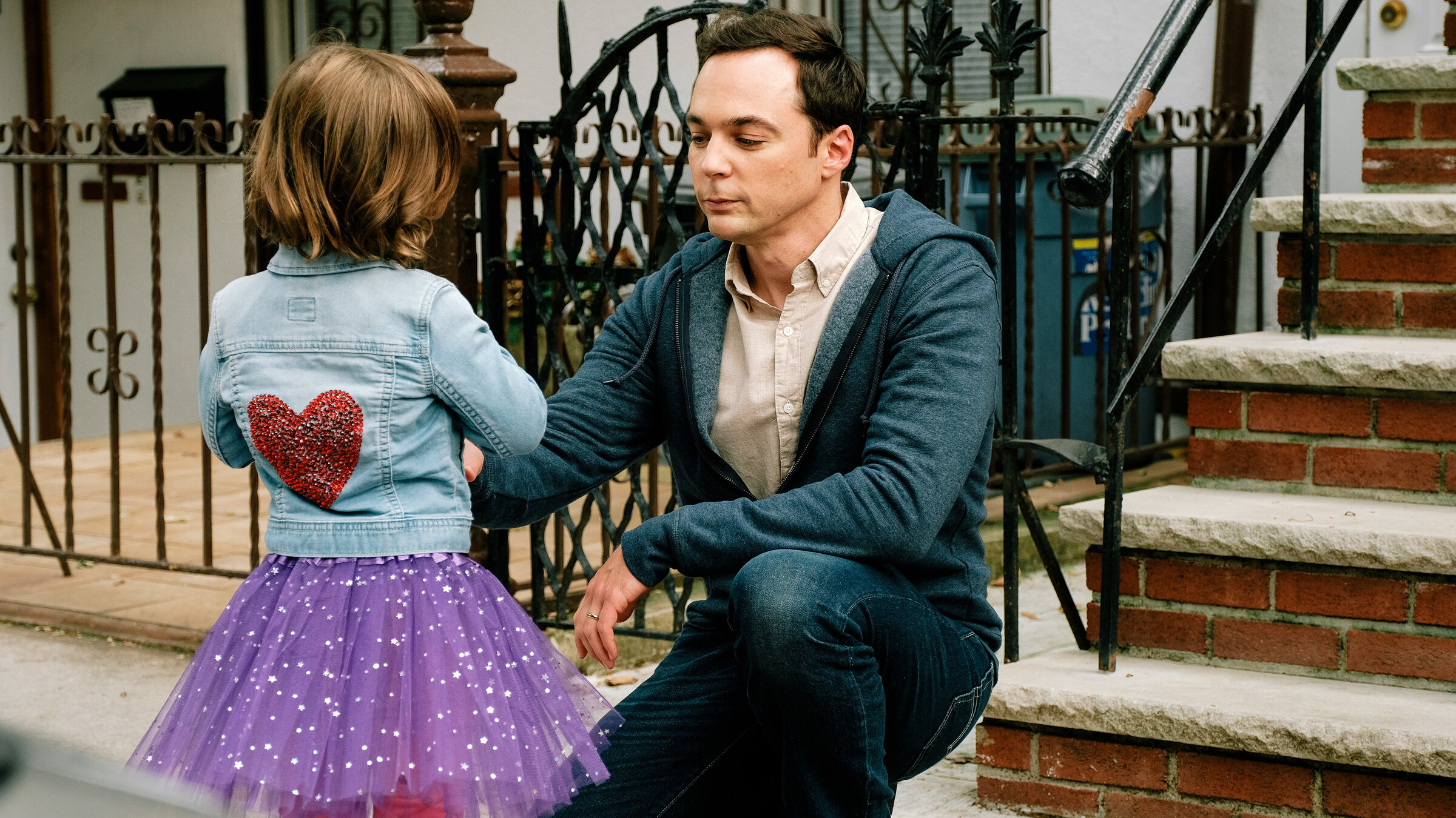 "Ein Kind wie Jake": Greg Wheeler (Jim Parsons re.) und sein Sohn Jake Wheeler (Claire Danens li.) verbringen zusammen Zeit miteinander.