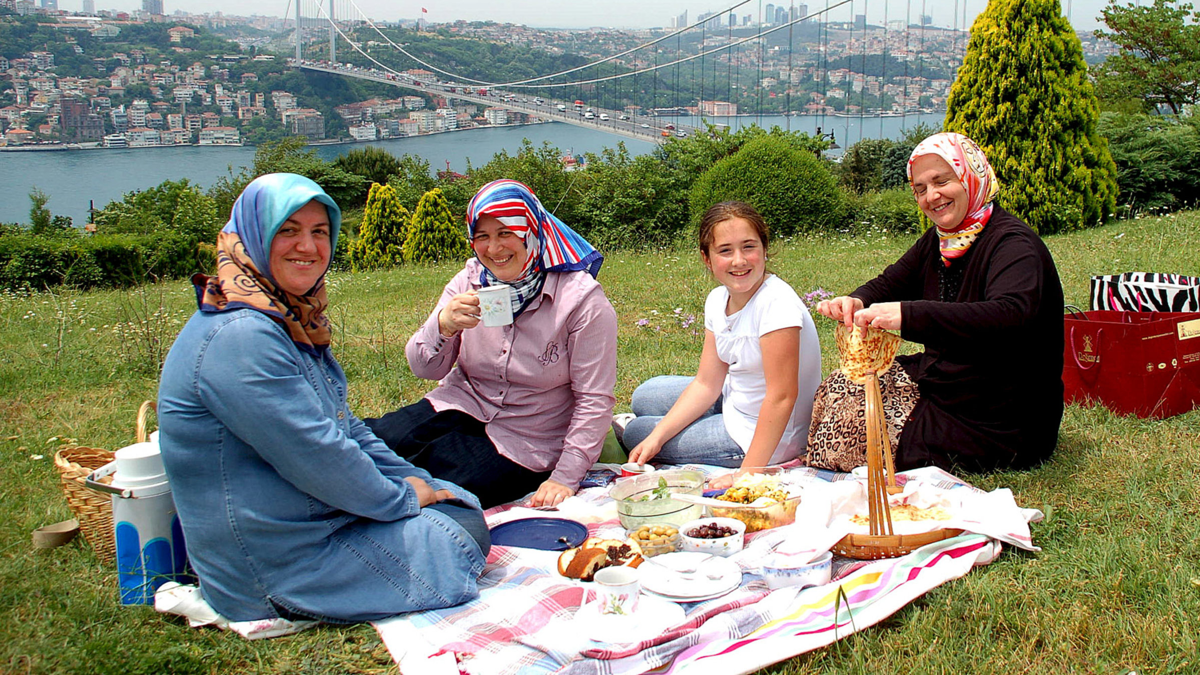 Mine Agcaabat (r.) mit ihren Freundinnen Tülay Cam, Erel Eroguz und deren Tochter Semanur (v. l. n. r.), beim Picknick am Bosporus.