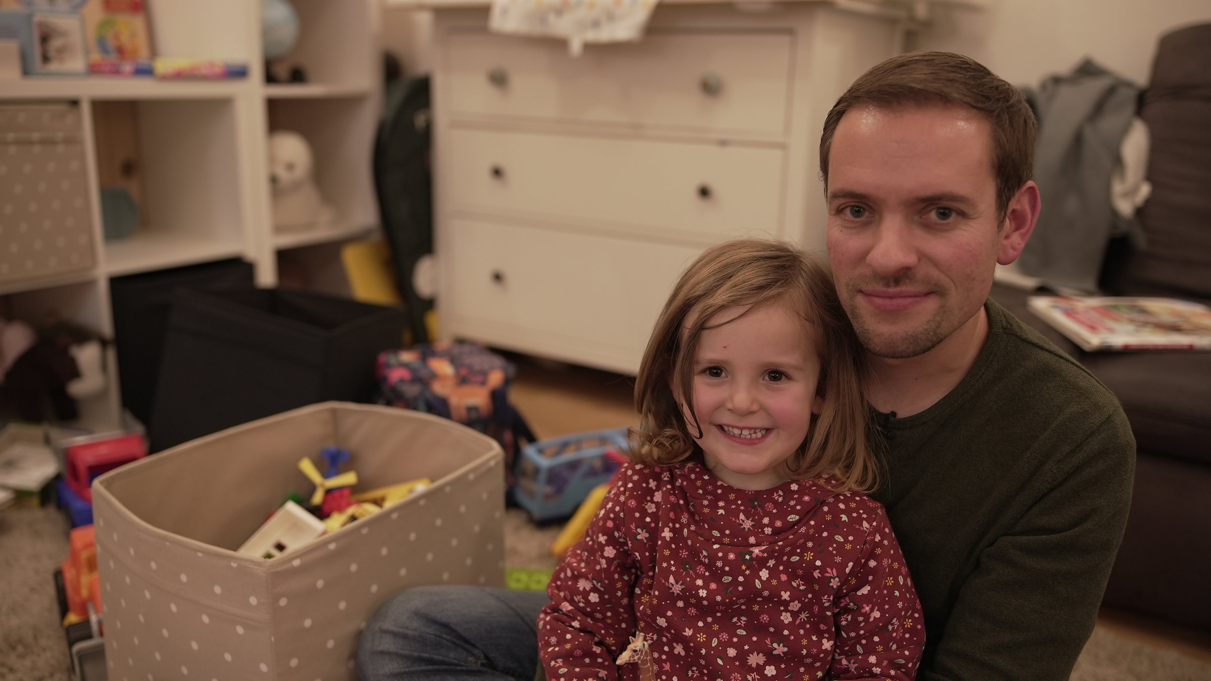 "37° Leben - Männer allein zu Haus": Hausmann Daniel mit Tochter Emma im Kinderzimmer.