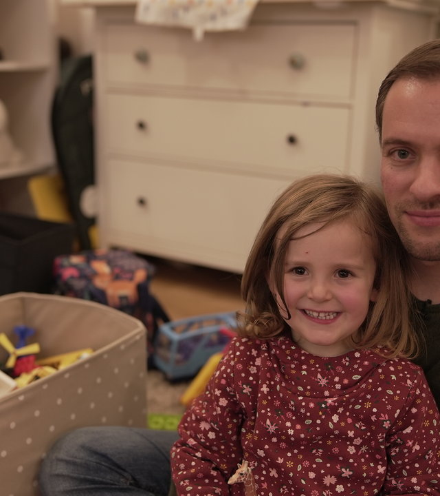 "37° Leben - Männer allein zu Haus": Hausmann Daniel mit Tochter Emma im Kinderzimmer.