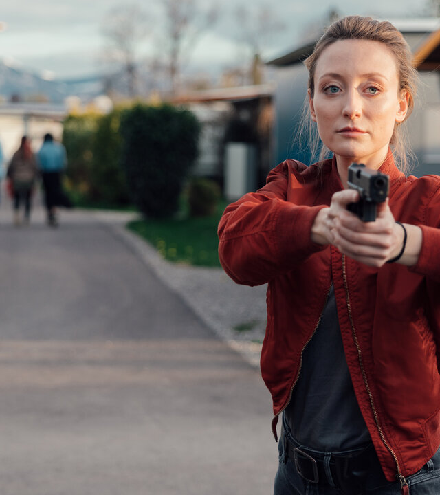 "Die Toten vom Bodensee - Nachtschatten:" Luisa Hoffmann (Alina Fritsch) steht mit gezogener Waffe auf der Straße.