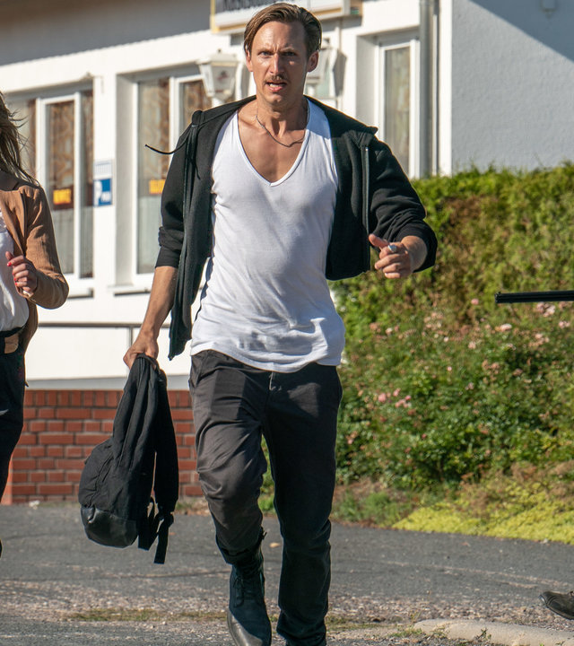 "SOKO Leipzig - Das ewige Leben (1)": Candy (Jana Klinge) und Moritz Brenner (Johannes Hendrik Langer) laufen vor dem mit einer Schrotflinte bewaffneten Trucker (Stefan Lochau) davon.