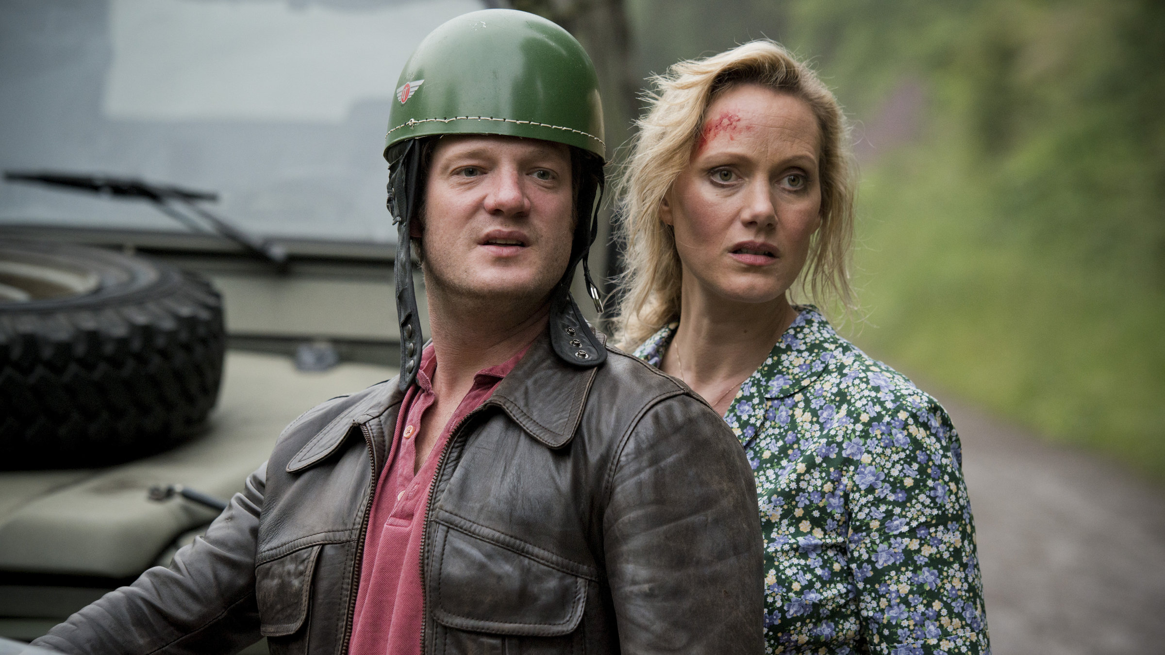 "Mordshunger - Verbrechen und andere Delikatessen - Beste Freunde": Kriminalkommissar Max Janssen (Aurel Manthei) und seine Schwester Britta (Anna Schudt) in Nahaufnahme. Britta hat eine Verletzung im Gesicht.