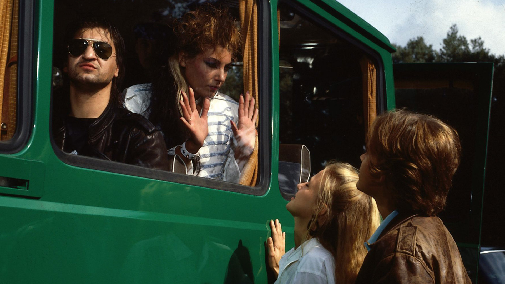"Das Erbe der Guldenburgs - Der neue Anfang": Peggy (Ute Lemper) wurde festgenommen und sitzt in einem Polizeitransport. Nane (Katharina Böhm) und Tobias (Alexander Wussow) schauen sie, vor dem Transporter stehend, hilflos an.