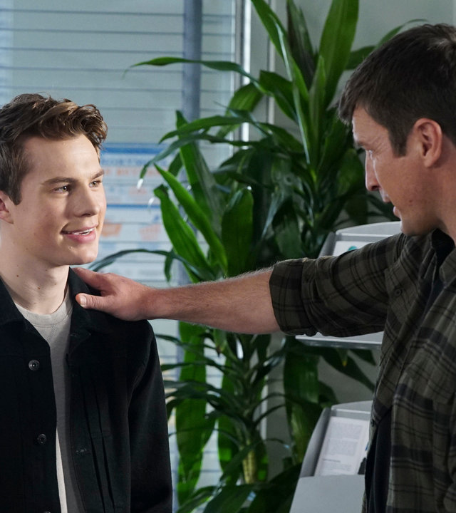 "The Rookie - Fleisch und Blut": John Nolan (Nathan Fillion) legt seine Hand auf der Schulter seines Sohnes Henry Nolan (Zayne Emory) und sieht ihm intensiv in die Augen.