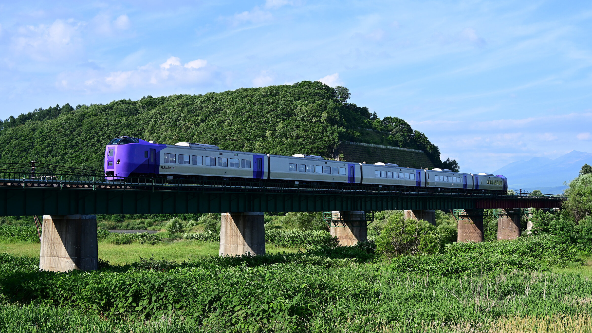 "Japans Nordinsel - Einmal quer durch Hokkaido": Der Lavendelexpress â der Sonderzug fÃ¤hrt nur im Sommer von Sapporo zu den Blumenfeldern Furanos.