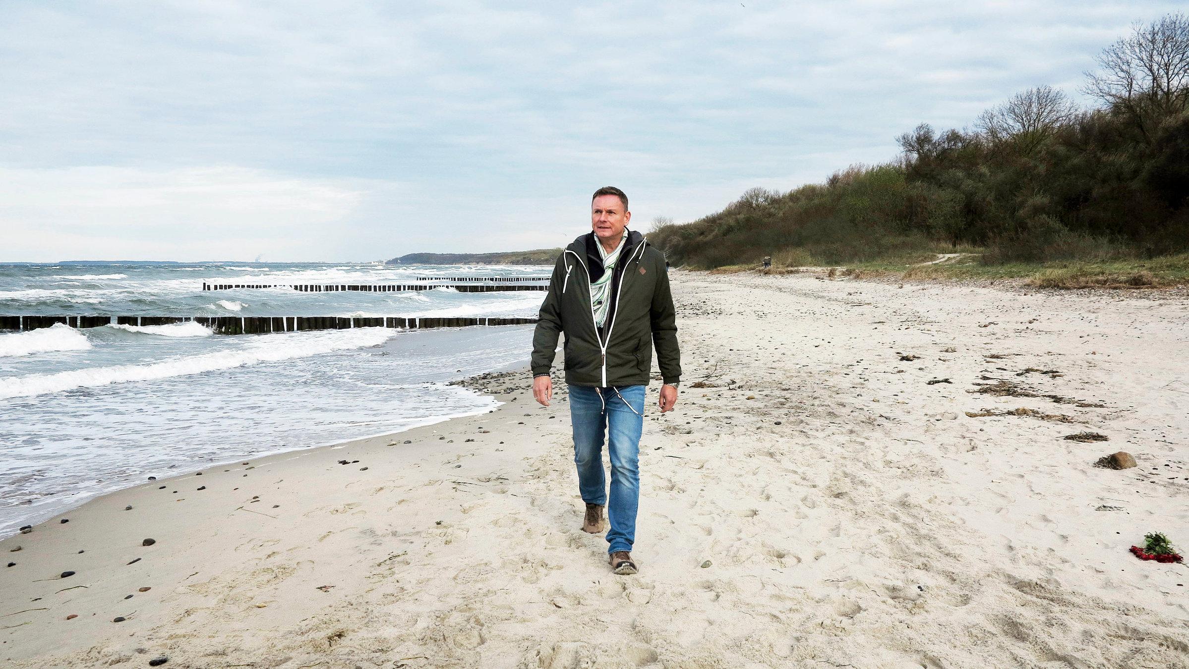 "Sagenhaft - Die Mecklenburgische Ostseeküste": Moderator Axel Bulthaupt an der Mecklenburgischen Ostseeküste.