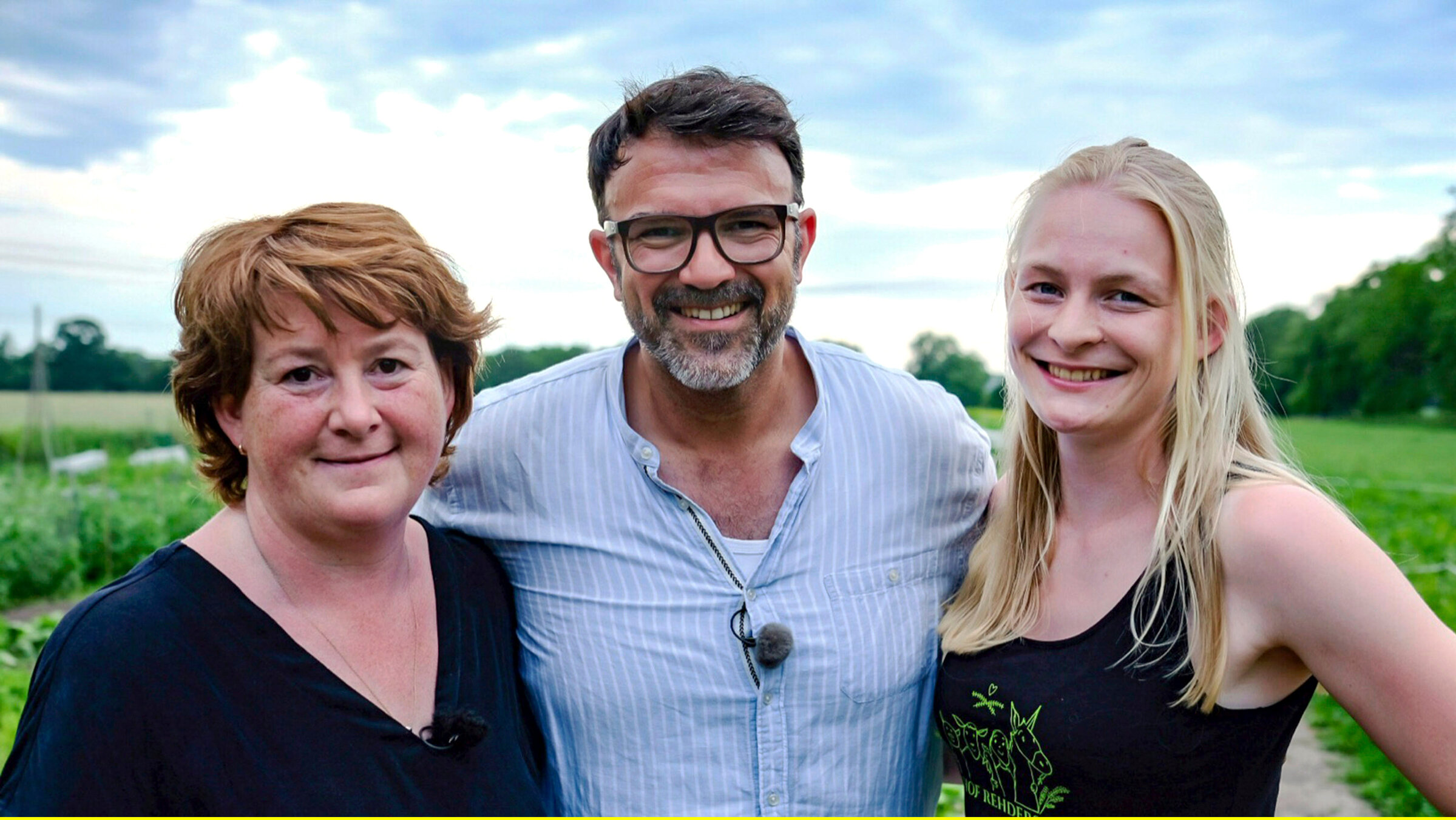 "Iss besser! - Tariks wilde Küche - Nordfriesische Weide-Schweine": Tarik bei den Schlesig-Holsteiner Landfrauen: Claudia Jürgensen (l.), rechts Kathrin Rehders (r.).