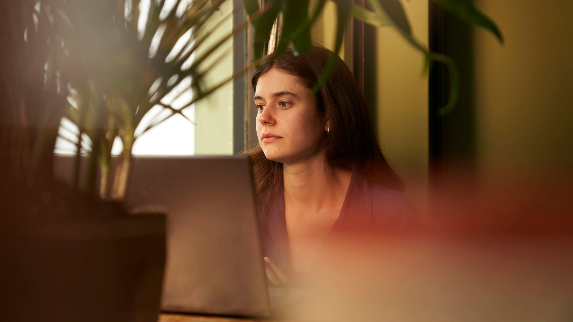 "Conversations with Friends - Freud und Leid": Frances (Alison Oliver) sitzt in einem Café und schaut trübselig aus dem Fenster.