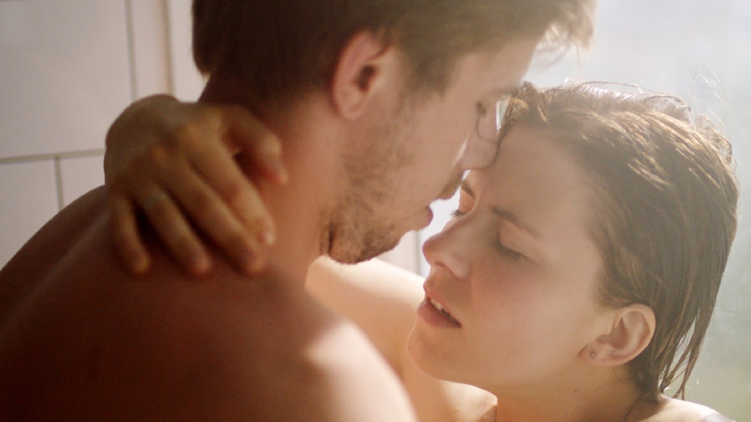 "Verlangen": In Großaufnahme sieht man Kopf und Schultern von Lena (Evgeniya Gromova) und Ivan (Aleksey Agranovich), die offensichtlich gerade Sex haben. Lenas Hand liegt auf Ivans Nacken.