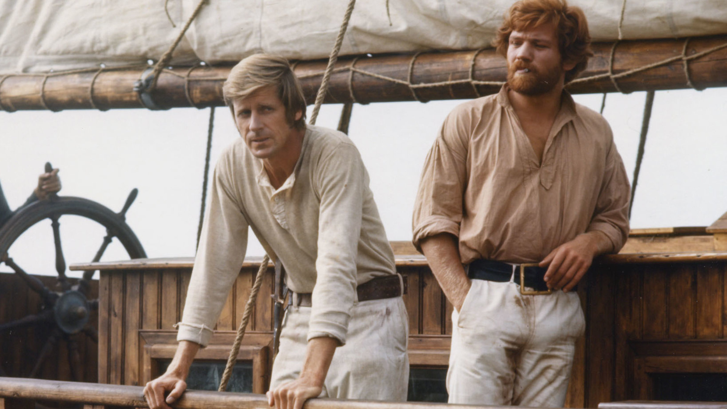 "Der Seewolf": Humphrey van Weyden (Edward Meeks) stützt sich an der Reling eines Schiffes ab und blickt in die Ferne. Neben ihm steht Wolf Larsen (Raimund Harmstorf), der in dieselbe Richtung schaut.