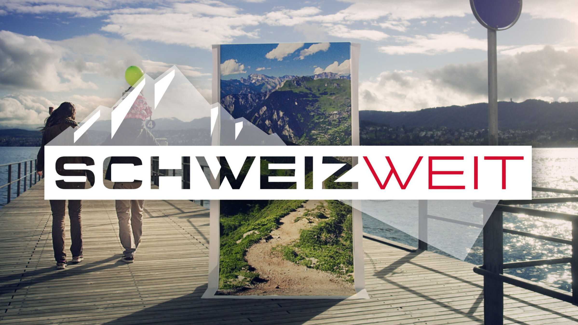 "SCHWEIZWEIT": Logo "SCHWEIZWEIT". Links 2 Menschen auf einem Steg am See mit Bergen im Hintergrund. In der Mitte auf dem Steg steht ein großes Bild auf dem Berge mit einem geschwungen Weg zu sehen sind.