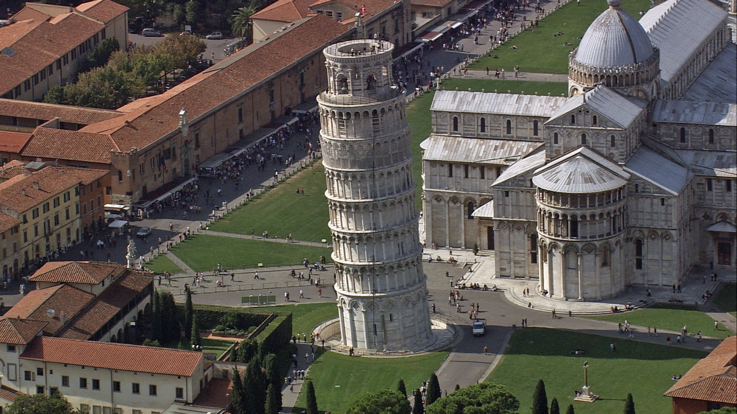"Norditalien von oben": Luftaufnahme: der schiefe Turm und Dom von Pisa.