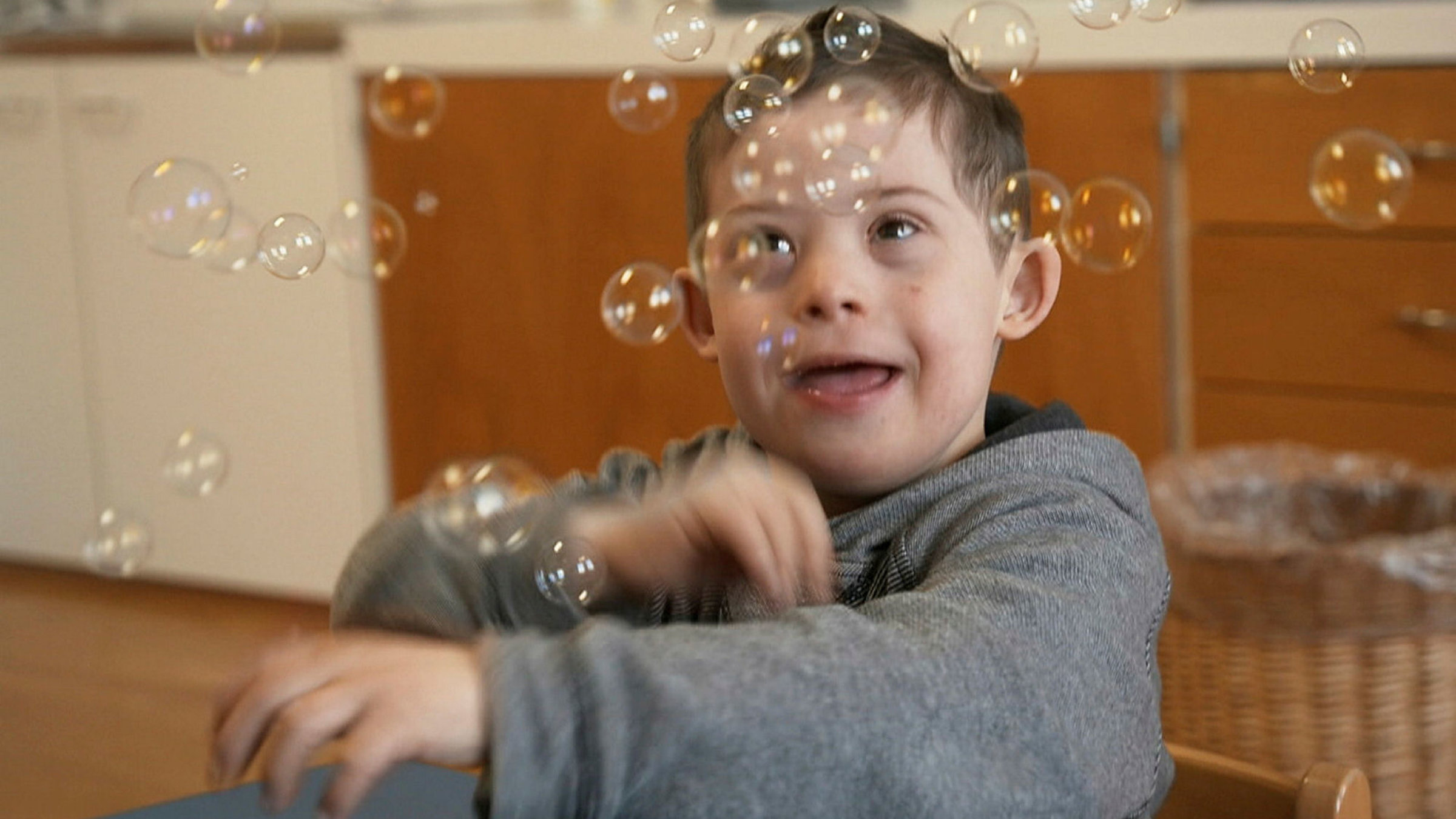 "Leben mit Down-Syndrom – Janusch und seine Familie": Janusch im Kindergarten.