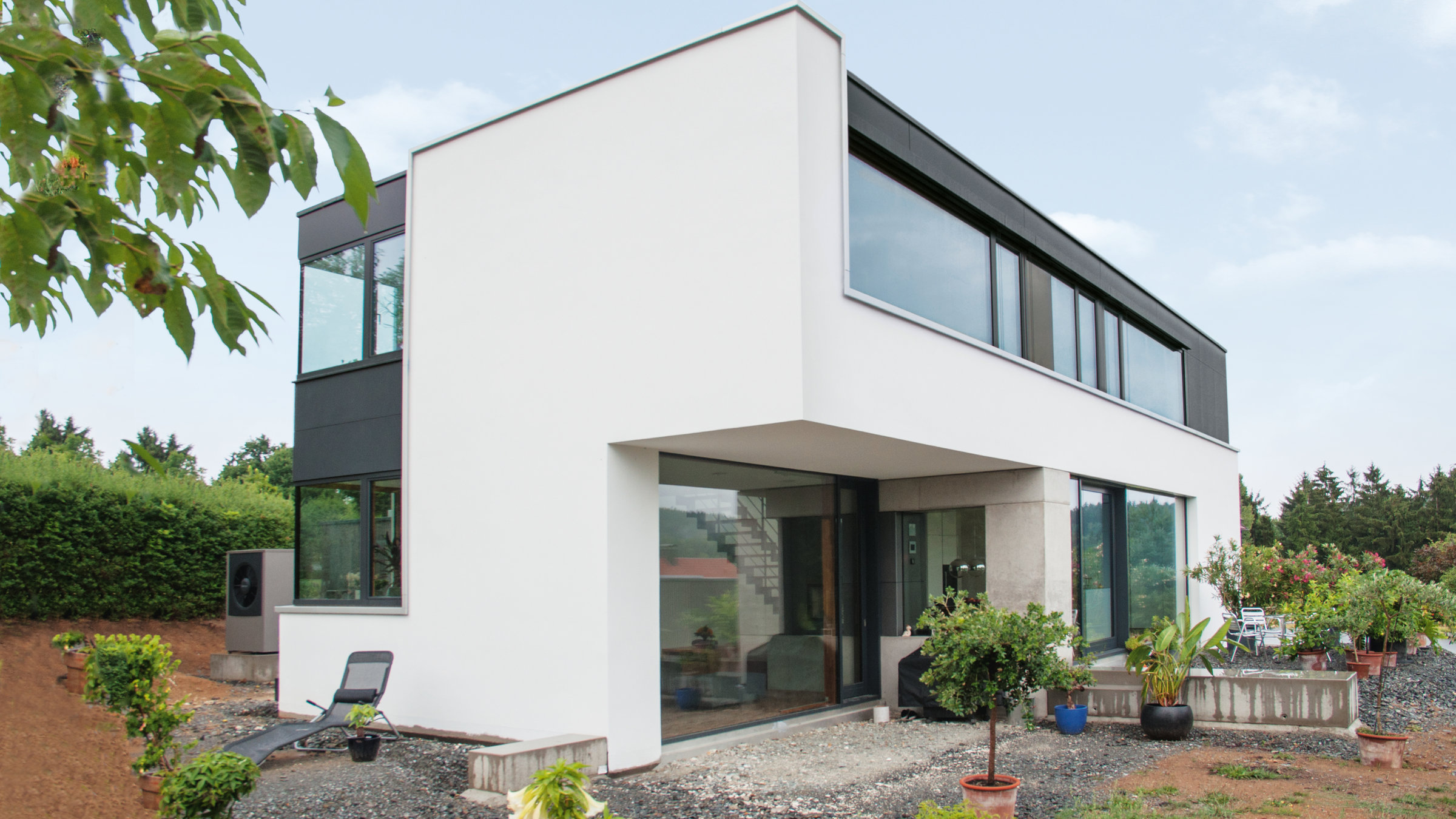 "Traumhäuser - Ein Haus mit Kino": Verschiedene Einschnitte verleihen dem kompakten Baukörper Spannung.