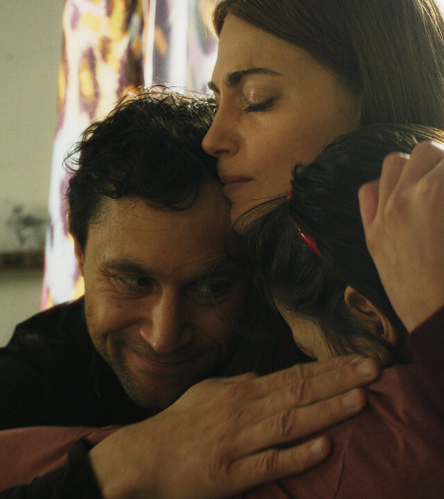 "Bauchgefühl - Wieder Lena": Lena (Laura Berlin) hat ihren Mann Felix (Ludwig Trepte) und ihre Tochter Greta (Lilo Nika Daners) fest im Arm. Ihre Augen sind geschlossen, ihre Hand liegt an Gretas Kopf. Felix Arm drückt Lena und Greta noch enger an sich. Er schaut Greta liebevoll an.