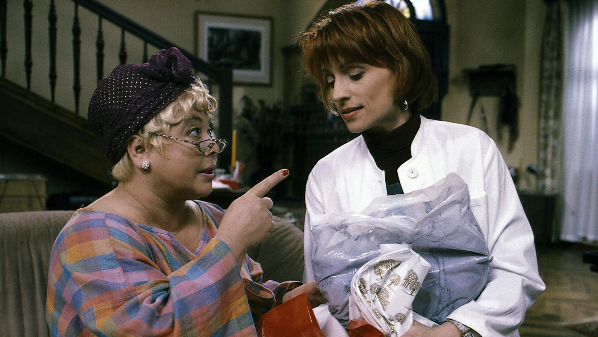 "Sprechstunde bei Dr. Frankenstein": Frau Mompel (Ursula Staack) und  Charly (Silke Matthias) sitzen auf dem Sofa und unterhalten sich.