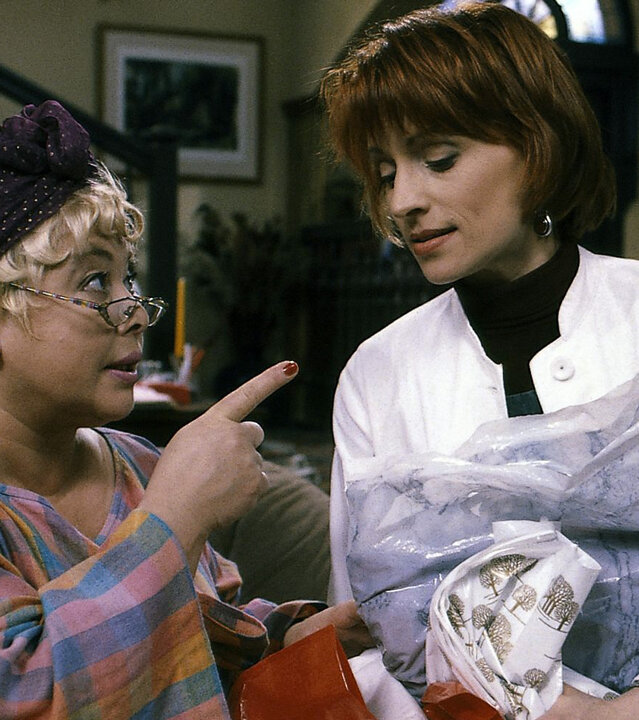 "Sprechstunde bei Dr. Frankenstein": Frau Mompel (Ursula Staack) und  Charly (Silke Matthias) sitzen auf dem Sofa und unterhalten sich.