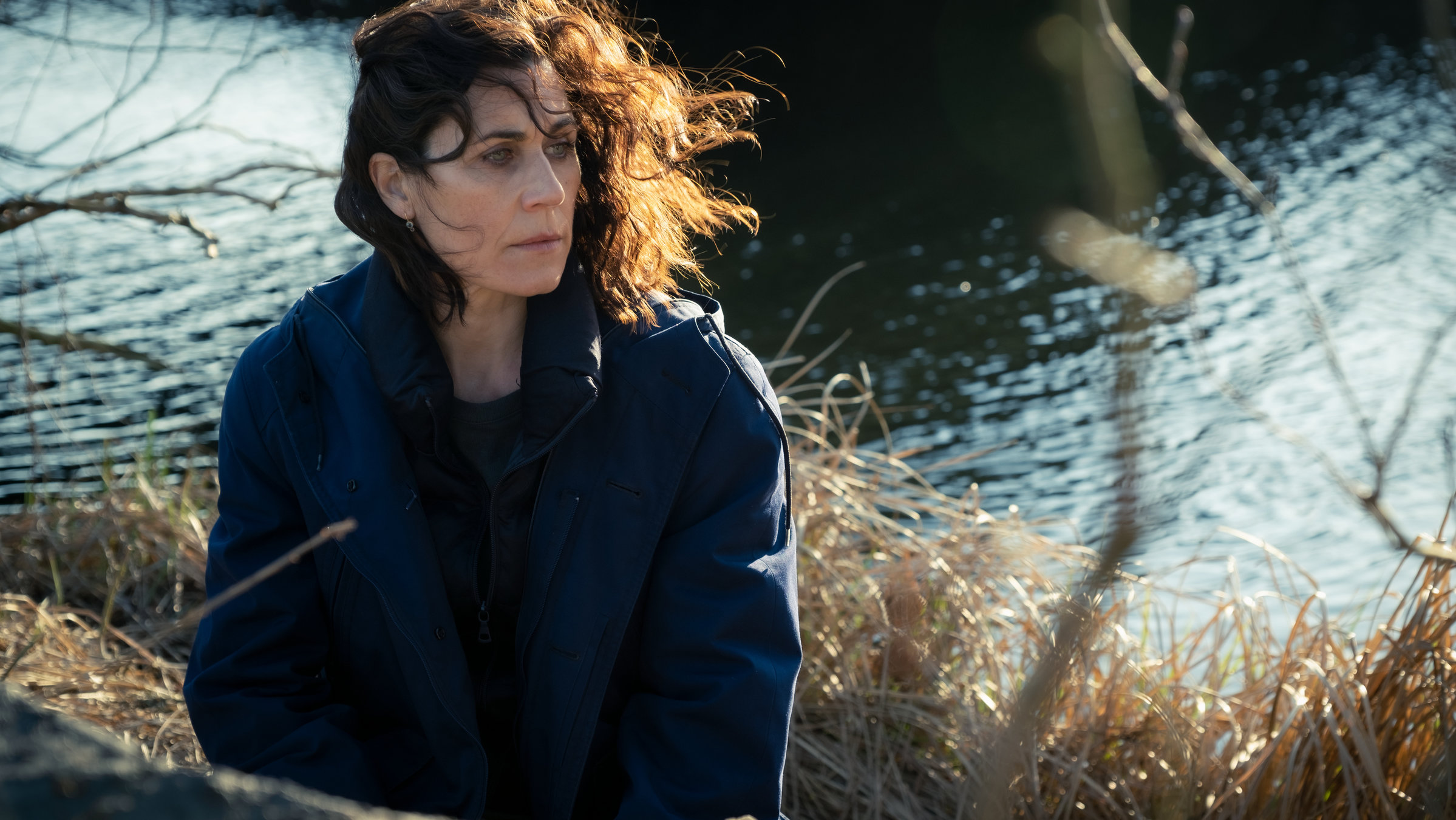 "Das Mädchen von früher": Maria Voss (Nina Kunzendorf) befindet sich an einer Böschung.