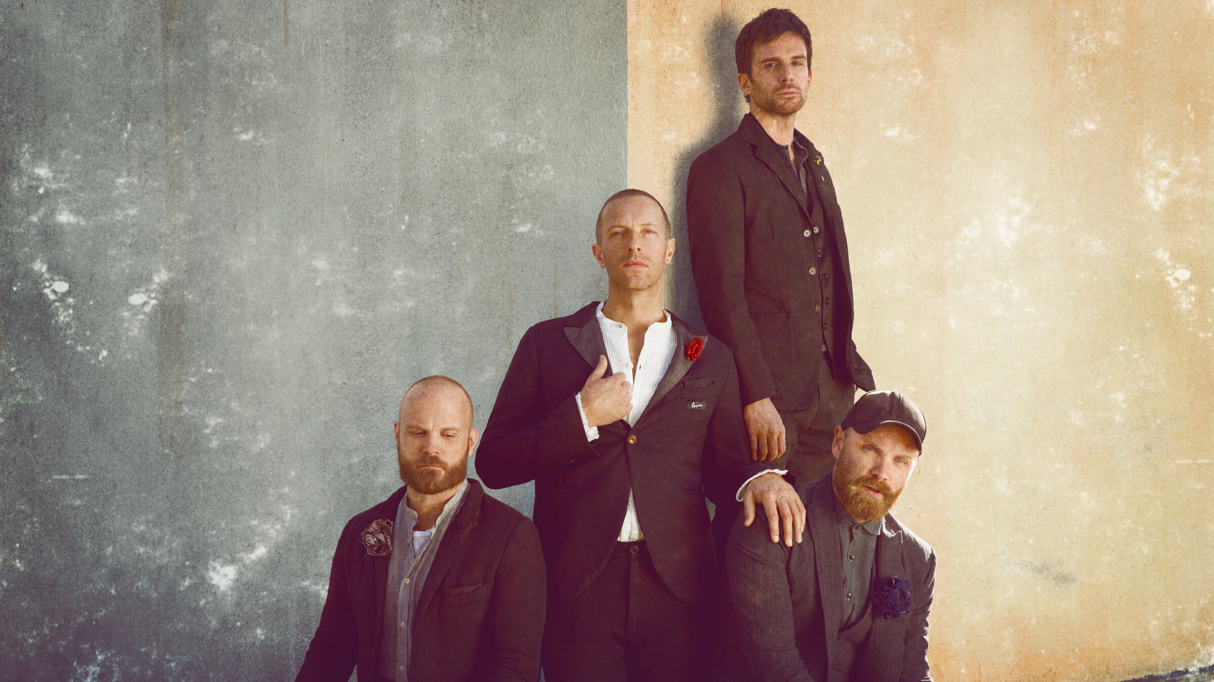 "Coldplay: Live in São Paulo": Die vier Bandmitglieder stehen, bzw. sitzen auf unterschiedlichen Höhen an einer Hauswand. Alle sind in Schwarz gekleidet.