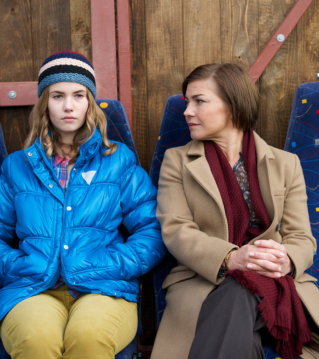 "SOKO Wismar - Ausgebremst": Draußen sitzt Lisa Geers (Annika Schrumpf) neben Katrin Börensen (Claudia Schmutzler) auf alten Bussitzen.