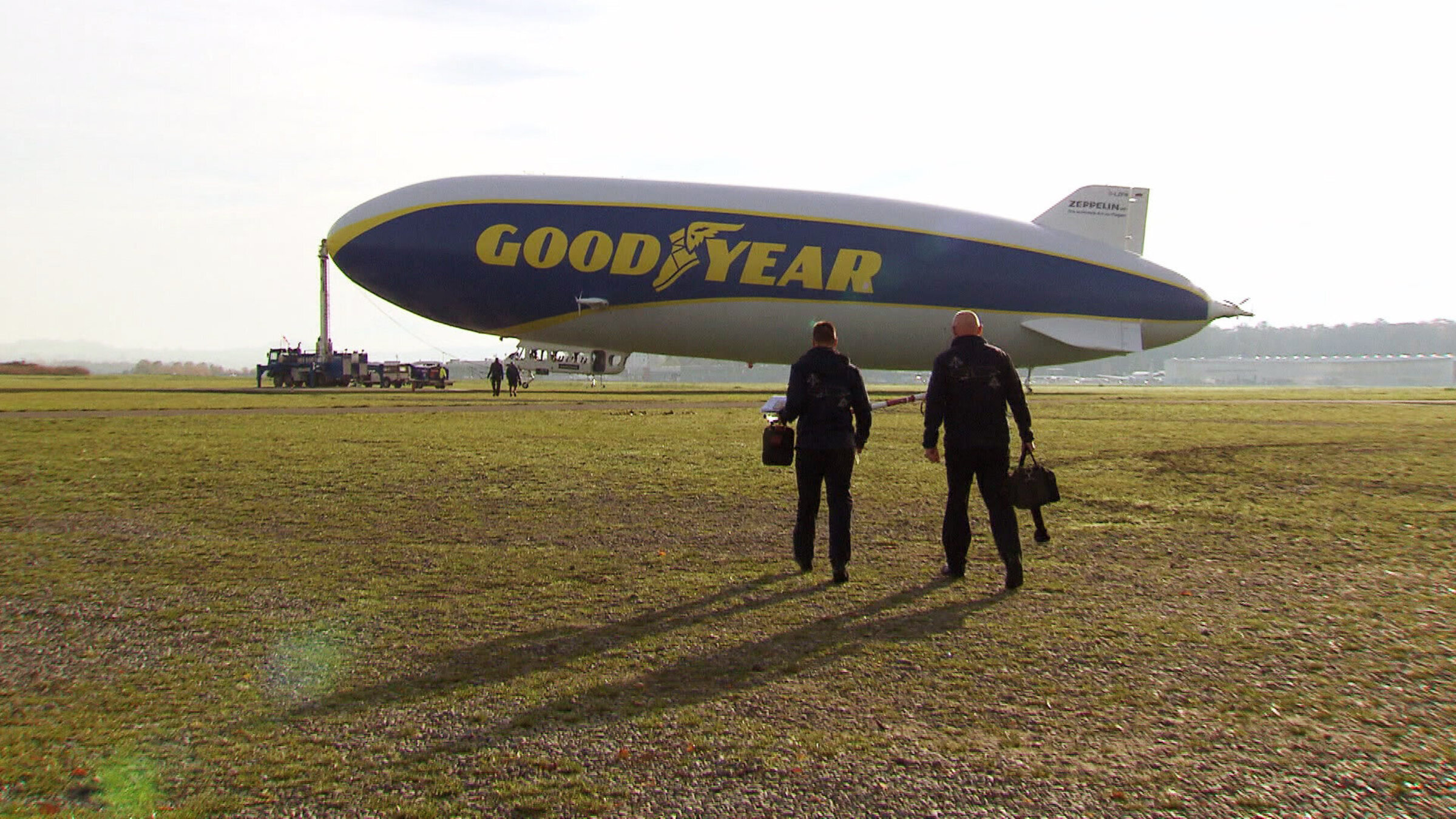 "Luftschiff-Giganten am Bodensee - Zeppelin-Pilot": Mario Gasser wird im deutschen Friedrichshafen zum Zeppelin-Piloten ausgebildet.