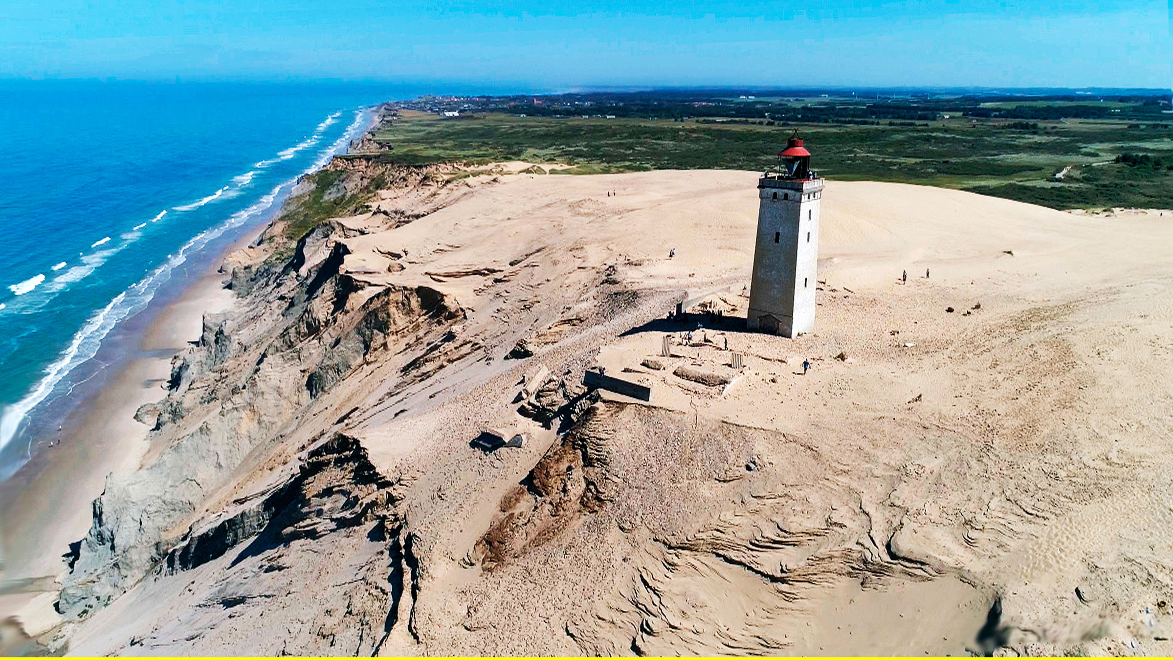 "Land zwischen den Meeren - Dänemarks Nordseeküste": Meer und Sand prägen das Land. Der Leuchtturm von Rudbjerg: erst vom Sand überrollt und nun droht das Westmeer ihn zu holen.