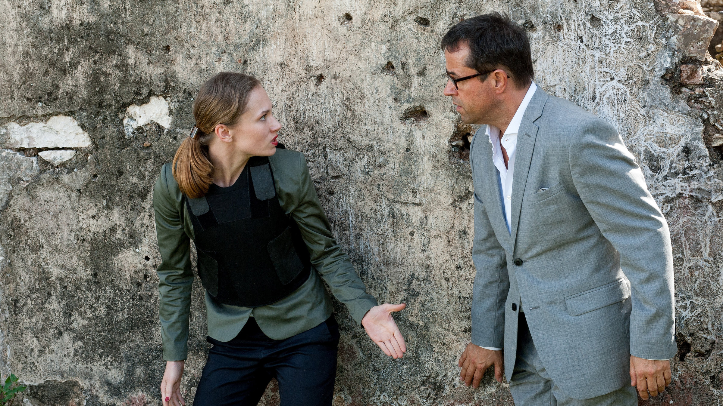 "Der Mann ohne Schatten": Anna-Maria (Alina Levshin) und Vernau (Jan Josef Liefers) stehen mit dem Rücken zu einer Felswand und streiten sich.