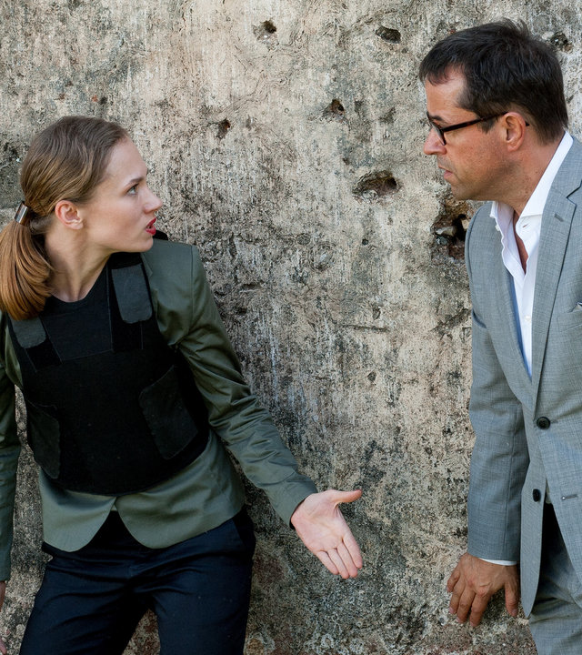 "Der Mann ohne Schatten": Anna-Maria (Alina Levshin) und Vernau (Jan Josef Liefers) stehen mit dem Rücken zu einer Felswand und streiten sich.