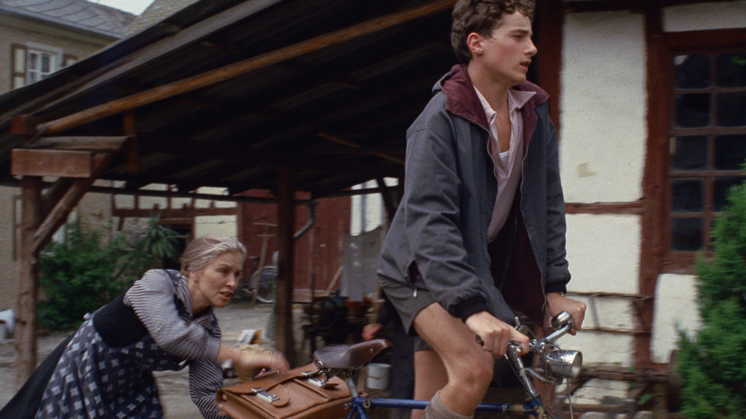 "Heimat. Eine deutsche Chronik (6/7) - Hermännchen (1955 -1956)": Maria Simon (Marita Breuer, li.) und Hermann Simon (Jörg Richter) auf dem Weg zur Schule im Jahr 1956.
