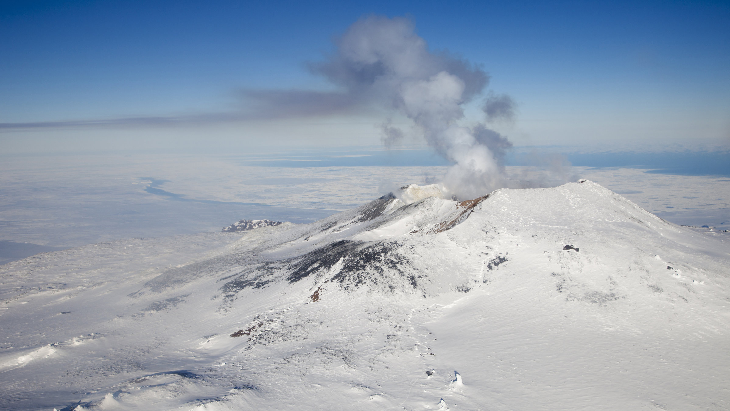 "Eisige Welten, Von Pol zu Pol"- Der Mount Erebus ist der aktivste Vulkan der Antarktis. Während der Dreharbeiten waren um ihn herum vier Kamerateams im Einsatz, auf dem Eis, darunter, in der Luft und im Inneren des Feuerbergs.